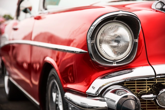coche clasico rojo faro exterior