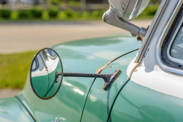 Un coche clasico verde exterior